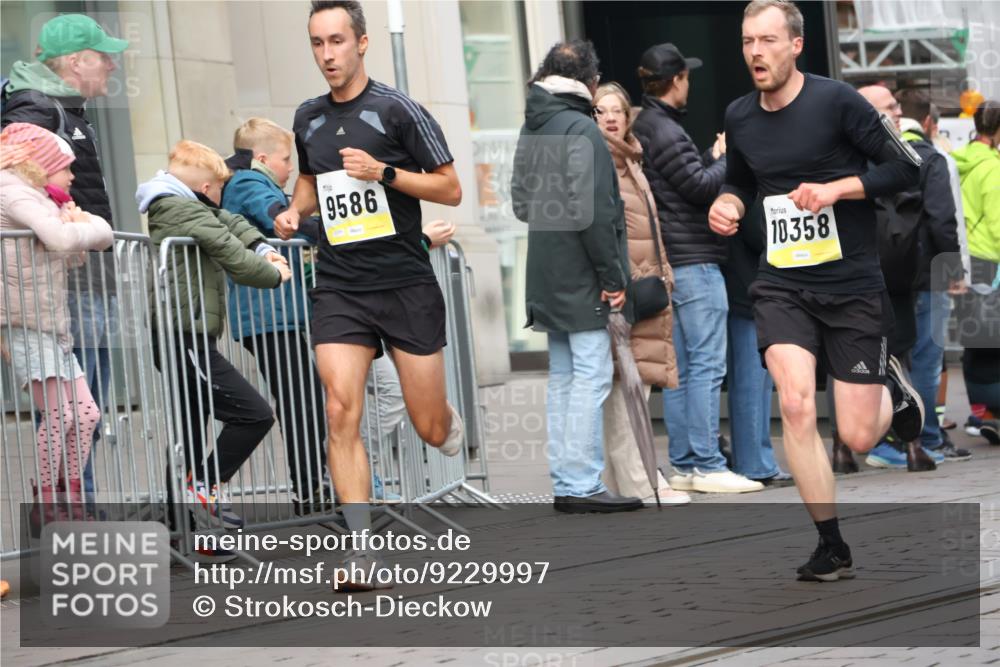 05.10.2025 - 20. swb-Marathon Bremen Strokosch-Dieckow http://msf.ph/oto/9229997 05.10.2025 10:37:15 Ziel 9586, 10347, 10358, 10501, 11021, 11176, 9586, 10347, 10358, 10501, 11021, 11176 meine-sportfotos.de