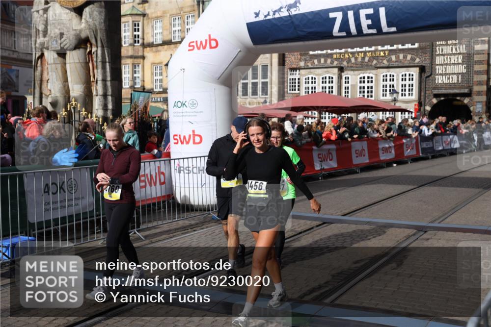 05.10.2025 - 20. swb-Marathon Bremen Yannick Fuchs http://msf.ph/oto/9230020 05.10.2025 10:59:46 Ziel 9609, 9991, 10209, 10420, 10760, 11251, 11267, 11456 meine-sportfotos.de