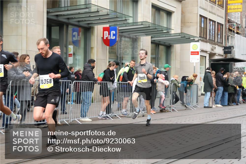 05.10.2025 - 20. swb-Marathon Bremen Strokosch-Dieckow http://msf.ph/oto/9230063 05.10.2025 10:37:17 Ziel 9586, 10347, 10358, 10501, 10775, 11021, 11176, 9586, 10347, 10358, 10501, 10775, 11021, 11176 meine-sportfotos.de