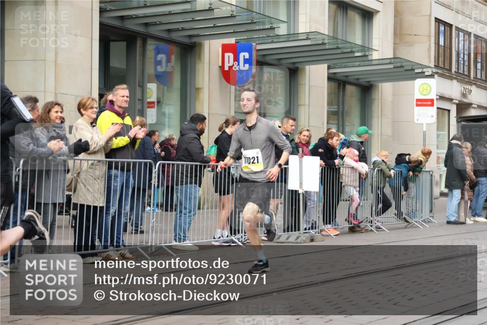 05.10.2025 - 20. swb-Marathon Bremen Strokosch-Dieckow http://msf.ph/oto/9230071 05.10.2025 10:37:18 Ziel 9586, 10347, 10358, 10501, 10775, 11021, 11176, 9586, 10347, 10358, 10501, 10775, 11021, 11176 meine-sportfotos.de