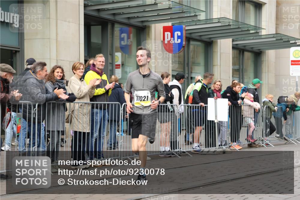 05.10.2025 - 20. swb-Marathon Bremen Strokosch-Dieckow http://msf.ph/oto/9230078 05.10.2025 10:37:18 Ziel 9586, 10347, 10358, 10501, 10775, 11021, 11176, 9586, 10347, 10358, 10501, 10775, 11021, 11176 meine-sportfotos.de