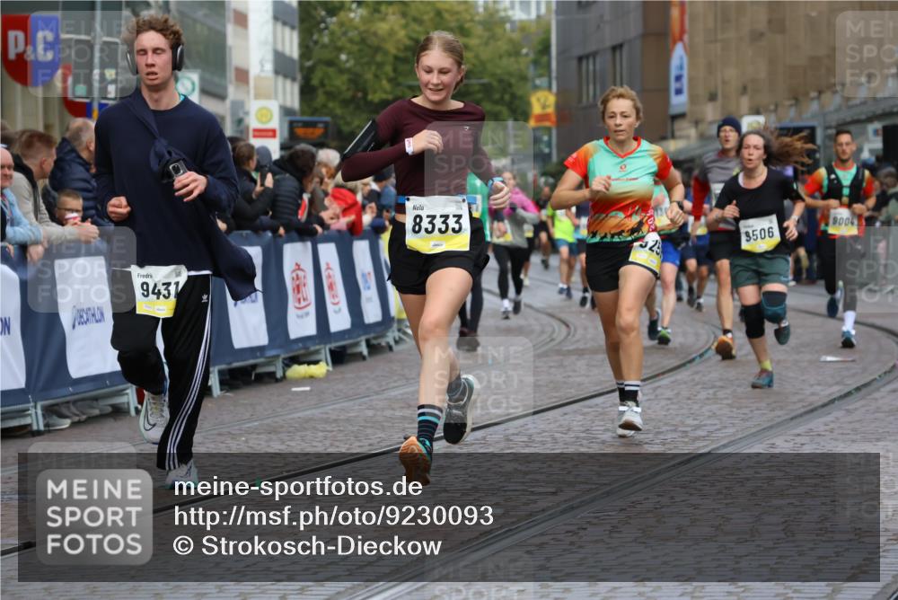 05.10.2025 - 20. swb-Marathon Bremen Strokosch-Dieckow http://msf.ph/oto/9230093 05.10.2025 10:51:42 Ziel 8333, 9004, 9259, 9268, 9506, 10436, 10716, 10968, 11361, 11484, 11689, 11696 meine-sportfotos.de