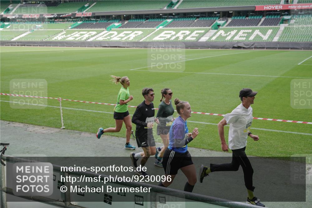05.10.2025 - 20. swb-Marathon Bremen Michael Burmester http://msf.ph/oto/9230096 05.10.2025 10:29:10 Laufen im Stadion 8787, 9218, 9404, 9428, 9478, 9555, 9556, 9562, 9626, 9627, 9641, 9674, 9693, 9696, 9706, 9729, 9810, 9924, 9929, 9958, 9969, 9986, 10062, 10073, 10089, 10109, 10131, 10381, 10400, 10519, 10601, 10685, 10715, 10723, 10733, 10799, 10875, 10888, 10929, 10931, 10951, 10973, 11005, 11057, 11119, 11187, 11248, 11288, 11292, 11330, 11357, 11561, 11573, 11637, 9200, 9207, 9216, 9222, 9223, 9293, 9298, 9366, 9377, 9406, 9665, 9706, 9955, 10047, 10266, 10268, 10303 meine-sportfotos.de