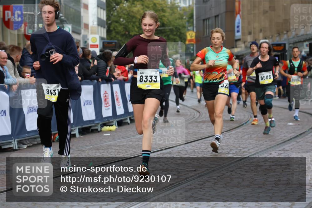 05.10.2025 - 20. swb-Marathon Bremen Strokosch-Dieckow http://msf.ph/oto/9230107 05.10.2025 10:51:42 Ziel 8333, 9004, 9259, 9268, 9506, 10436, 10716, 10968, 11361, 11484, 11689, 11696 meine-sportfotos.de