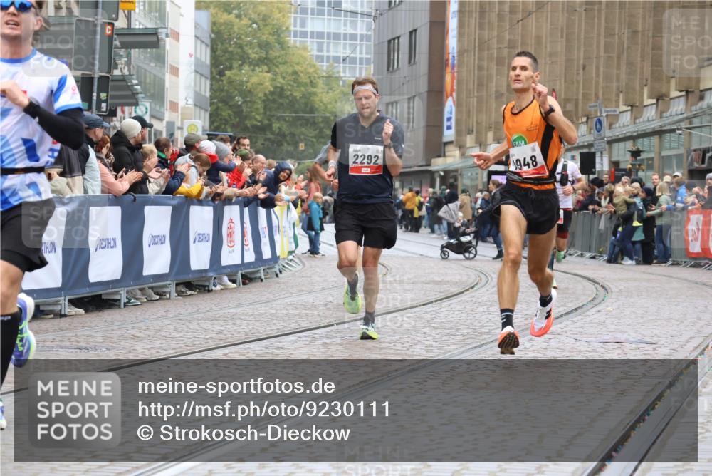 05.10.2025 - 20. swb-Marathon Bremen Strokosch-Dieckow http://msf.ph/oto/9230111 05.10.2025 12:28:51 Ziel 600, 717, 1113, 1948, 2159, 2292 meine-sportfotos.de