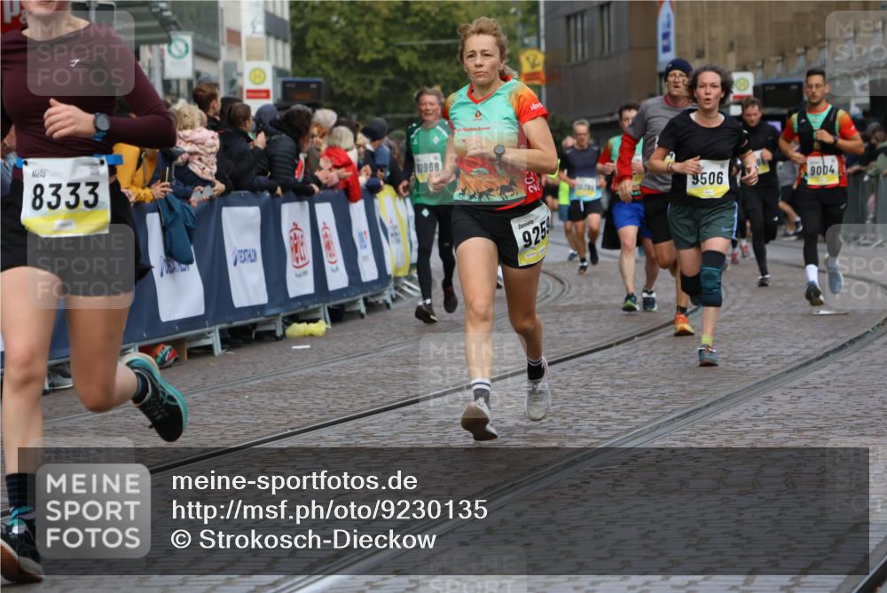 05.10.2025 - 20. swb-Marathon Bremen Strokosch-Dieckow http://msf.ph/oto/9230135 05.10.2025 10:51:43 Ziel 8333, 9004, 9259, 9268, 9506, 10436, 10716, 10968, 11361, 11689, 11696 meine-sportfotos.de