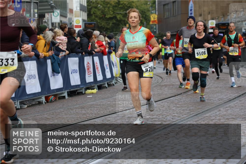 05.10.2025 - 20. swb-Marathon Bremen Strokosch-Dieckow http://msf.ph/oto/9230164 05.10.2025 10:51:43 Ziel 8333, 9004, 9259, 9268, 9506, 10436, 10716, 10968, 11361, 11689, 11696 meine-sportfotos.de