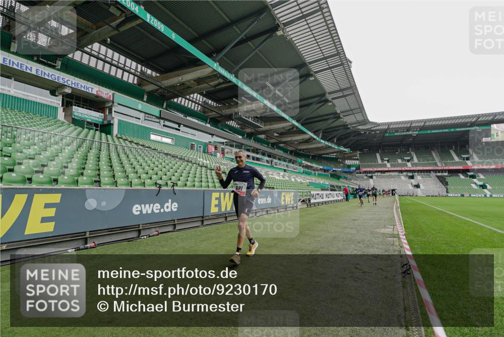 05.10.2025 - 20. swb-Marathon Bremen Michael Burmester http://msf.ph/oto/9230170 05.10.2025 12:46:34 Laufen im Stadion 256, 281, 609, 818, 891, 1091, 1246, 1521, 2163, 2228, 2276, 2585, 3054, 3084, 3381, 4274, 4617, 4758, 4848, 6849, 7526, 7583, 7675, 349, 649, 852, 943, 1091, 1307, 2545, 3807, 4786, 5132, 5588, 7028 meine-sportfotos.de