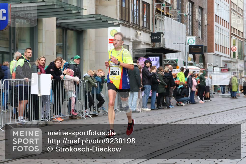 05.10.2025 - 20. swb-Marathon Bremen Strokosch-Dieckow http://msf.ph/oto/9230198 05.10.2025 10:37:31 Ziel 9755, 10347, 10501, 10775, 11176, 11328, 11465, 9755, 10347, 10501, 10775, 11176, 11328, 11465 meine-sportfotos.de