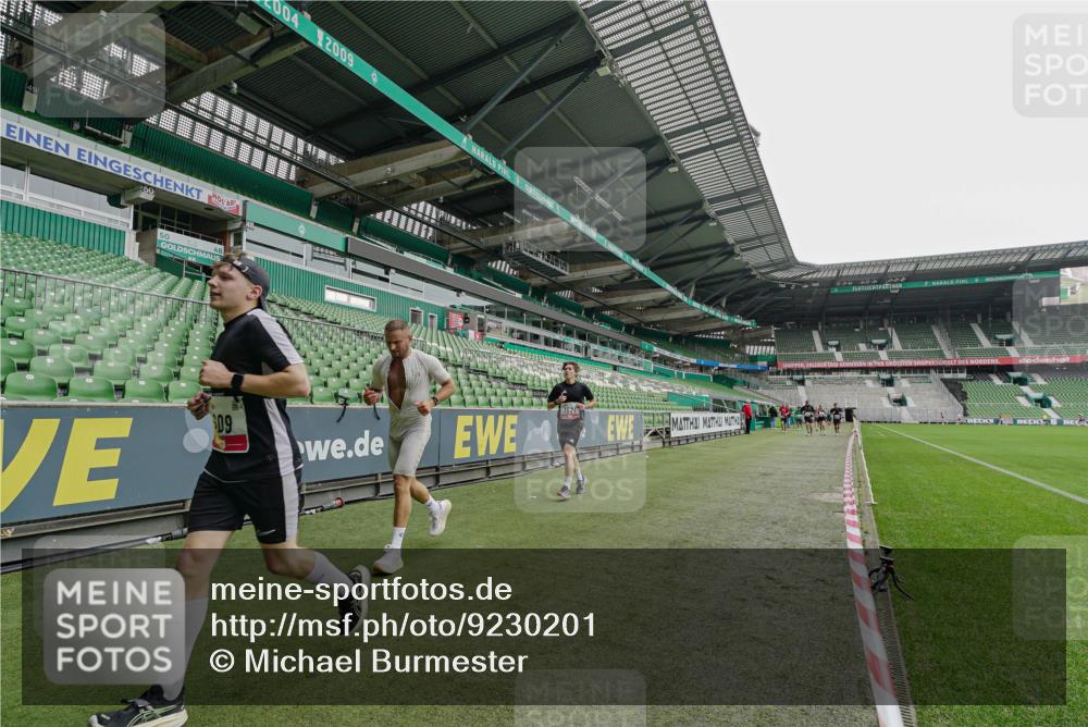 05.10.2025 - 20. swb-Marathon Bremen Michael Burmester http://msf.ph/oto/9230201 05.10.2025 12:46:44 Laufen im Stadion 223, 256, 281, 502, 545, 609, 818, 862, 891, 1246, 1521, 2163, 2228, 2276, 2585, 3054, 3084, 3381, 4274, 4617, 4758, 4848, 6295, 6849, 7583, 7675, 349, 649, 852, 943, 1091, 1307, 2545, 3807, 7028, 7526 meine-sportfotos.de