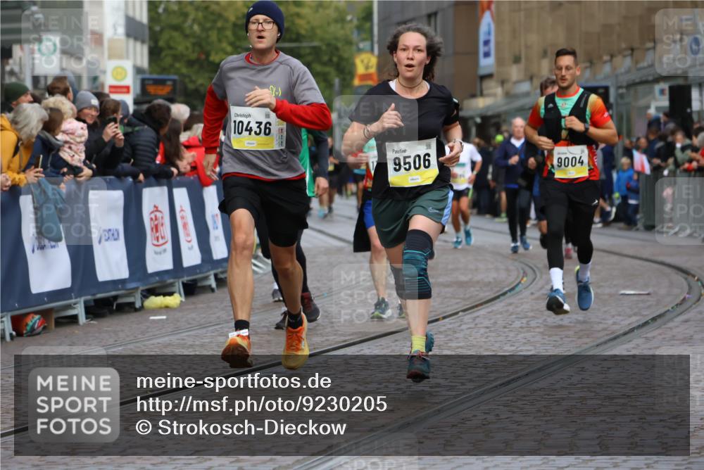05.10.2025 - 20. swb-Marathon Bremen Strokosch-Dieckow http://msf.ph/oto/9230205 05.10.2025 10:51:45 Ziel 9004, 9259, 9506, 10436, 10968, 11361, 11689, 11696 meine-sportfotos.de