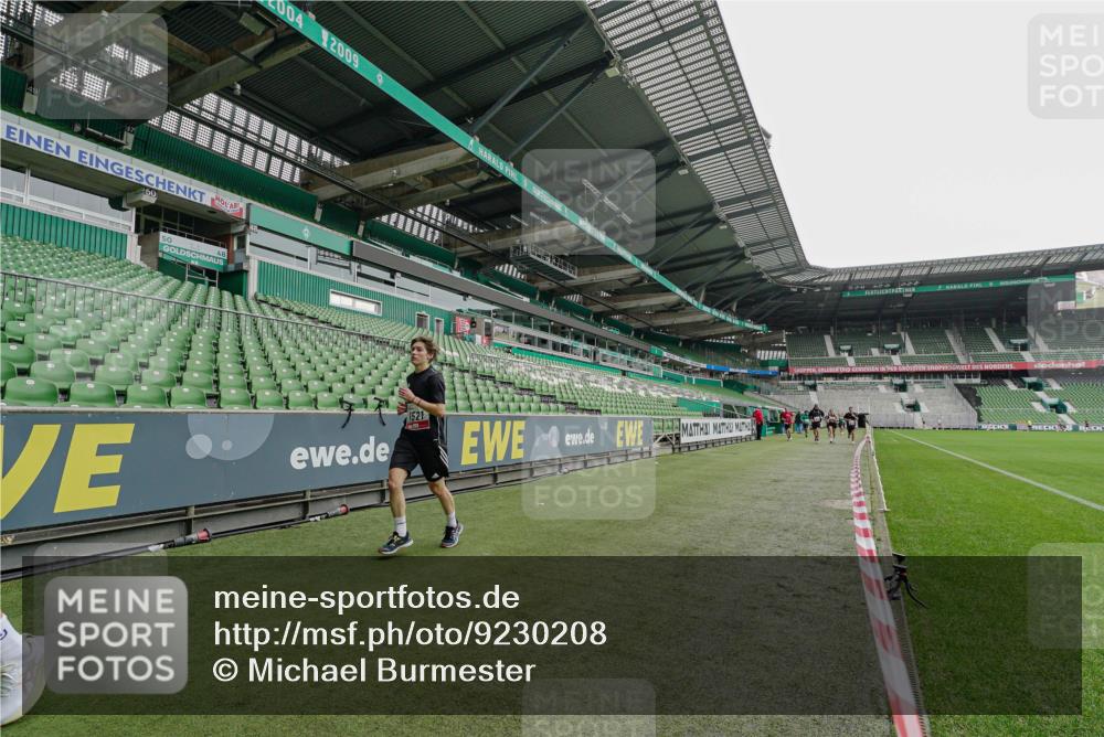 05.10.2025 - 20. swb-Marathon Bremen Michael Burmester http://msf.ph/oto/9230208 05.10.2025 12:46:45 Laufen im Stadion 223, 256, 281, 502, 505, 545, 609, 818, 862, 891, 1246, 1521, 2163, 2228, 2276, 2585, 3054, 3084, 3381, 4274, 4617, 4758, 4848, 6295, 6849, 7583, 7675, 649, 852, 943, 1091, 1307, 2545, 3807, 7028, 7526 meine-sportfotos.de