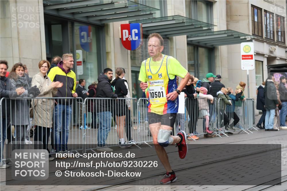 05.10.2025 - 20. swb-Marathon Bremen Strokosch-Dieckow http://msf.ph/oto/9230226 05.10.2025 10:37:32 Ziel 9755, 10347, 10501, 10775, 11176, 11328, 11465, 9755, 10347, 10501, 10775, 11176, 11328, 11465 meine-sportfotos.de