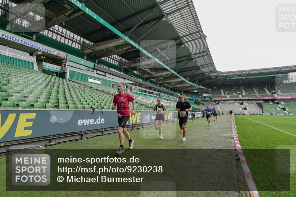 05.10.2025 - 20. swb-Marathon Bremen Michael Burmester http://msf.ph/oto/9230238 05.10.2025 12:46:53 Laufen im Stadion 223, 256, 265, 281, 502, 505, 545, 609, 818, 862, 891, 1246, 1521, 1635, 2163, 2276, 2585, 2939, 3054, 3084, 3381, 4617, 4758, 4848, 4966, 4988, 6295, 6849, 7583, 7675, 1091, 2228, 4274, 7526 meine-sportfotos.de