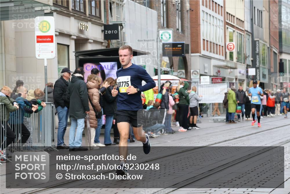 05.10.2025 - 20. swb-Marathon Bremen Strokosch-Dieckow http://msf.ph/oto/9230248 05.10.2025 10:37:37 Ziel 9755, 10501, 10775, 11176, 11328, 11465, 9755, 10501, 10775, 11176, 11328, 11465 meine-sportfotos.de