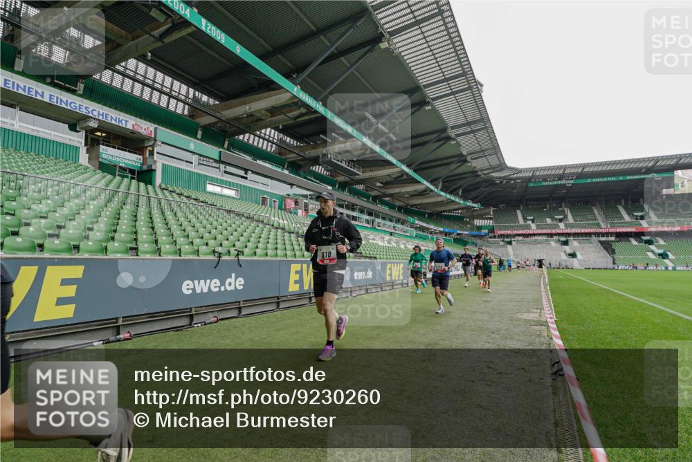 05.10.2025 - 20. swb-Marathon Bremen Michael Burmester http://msf.ph/oto/9230260 05.10.2025 12:46:55 Laufen im Stadion 223, 256, 265, 281, 391, 502, 505, 545, 609, 818, 862, 891, 1246, 1521, 1635, 2163, 2276, 2585, 2939, 3054, 3084, 3381, 4617, 4758, 4848, 4966, 4988, 6295, 6849, 7583, 7675, 2228, 4274, 4617, 7526 meine-sportfotos.de