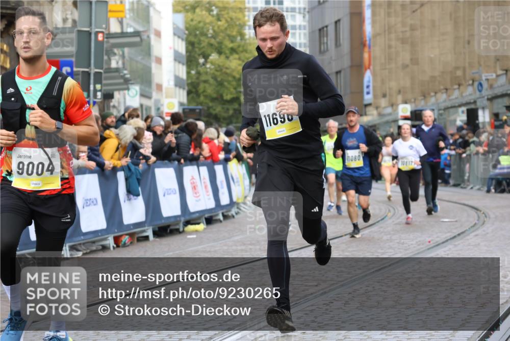 05.10.2025 - 20. swb-Marathon Bremen Strokosch-Dieckow http://msf.ph/oto/9230265 05.10.2025 10:51:50 Ziel 9004, 9506, 10380, 10581, 10625, 10817, 10968, 11080, 11136, 11361, 11394, 11689, 11696 meine-sportfotos.de