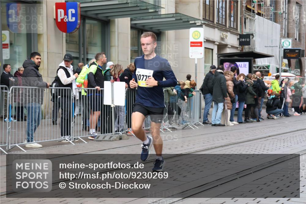 05.10.2025 - 20. swb-Marathon Bremen Strokosch-Dieckow http://msf.ph/oto/9230269 05.10.2025 10:37:38 Ziel 9755, 10775, 11328, 11465, 9755, 10775, 11328, 11465 meine-sportfotos.de