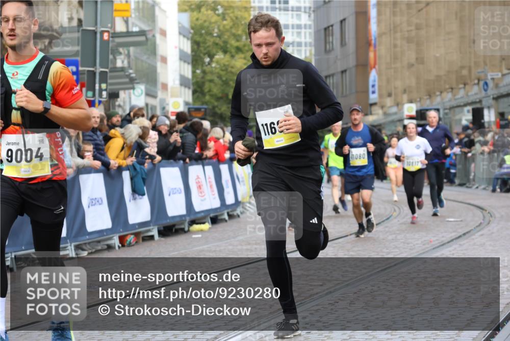 05.10.2025 - 20. swb-Marathon Bremen Strokosch-Dieckow http://msf.ph/oto/9230280 05.10.2025 10:51:50 Ziel 9004, 9506, 10380, 10581, 10625, 10817, 10968, 11080, 11136, 11361, 11394, 11689, 11696 meine-sportfotos.de
