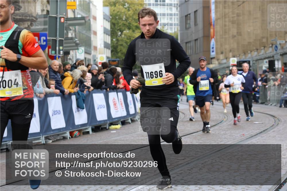 05.10.2025 - 20. swb-Marathon Bremen Strokosch-Dieckow http://msf.ph/oto/9230296 05.10.2025 10:51:50 Ziel 9004, 9506, 10380, 10581, 10625, 10817, 10968, 11080, 11136, 11361, 11394, 11689, 11696 meine-sportfotos.de
