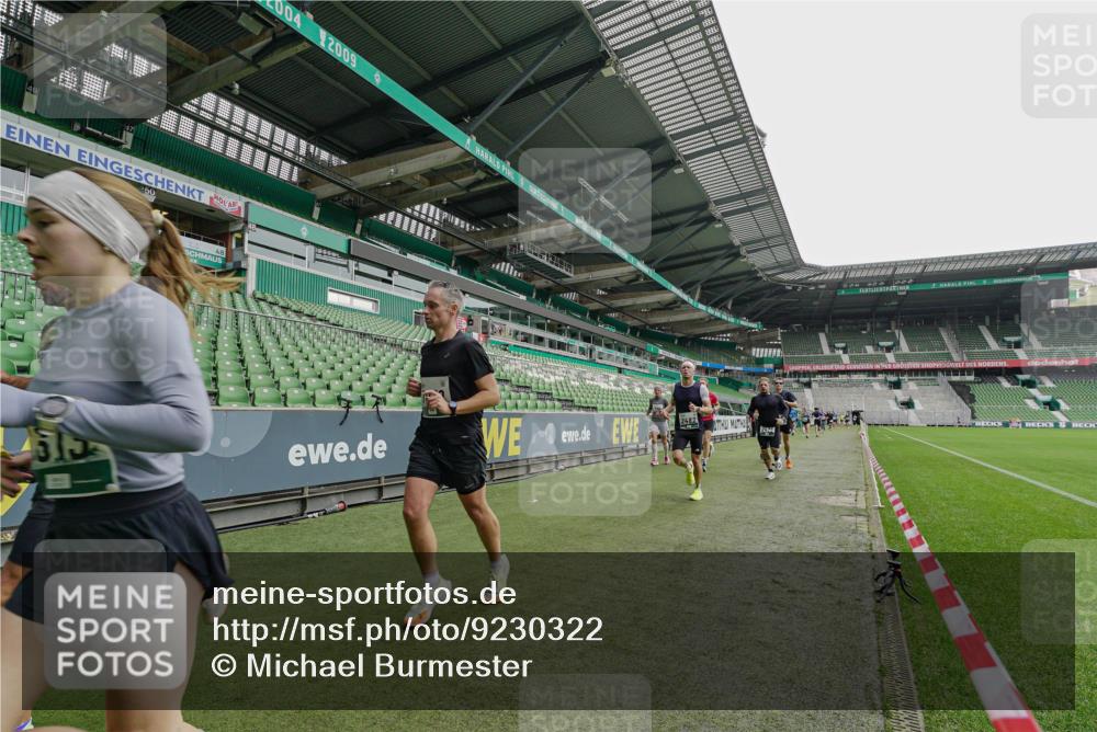 05.10.2025 - 20. swb-Marathon Bremen Michael Burmester http://msf.ph/oto/9230322 05.10.2025 12:47:21 Laufen im Stadion 223, 265, 344, 346, 391, 442, 502, 505, 545, 609, 656, 770, 818, 862, 1205, 1521, 1635, 2472, 2482, 2613, 2872, 2939, 3061, 4215, 4255, 4291, 4313, 4848, 4966, 4988, 5656, 5831, 6295, 7070, 7170, 7176, 7583, 8013, 891, 1246, 2276, 2585, 3054, 3084, 3381, 4758, 7675 meine-sportfotos.de