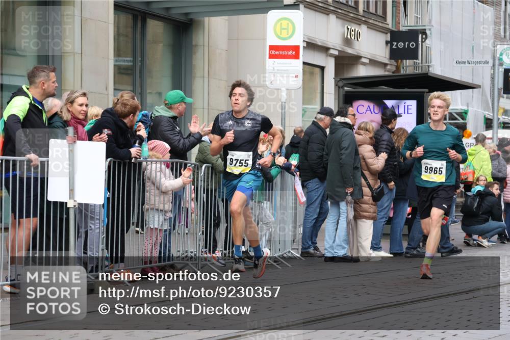 05.10.2025 - 20. swb-Marathon Bremen Strokosch-Dieckow http://msf.ph/oto/9230357 05.10.2025 10:37:48 Ziel 9755, 9809, 11328, 11465, 9755, 9809, 11328, 11465 meine-sportfotos.de