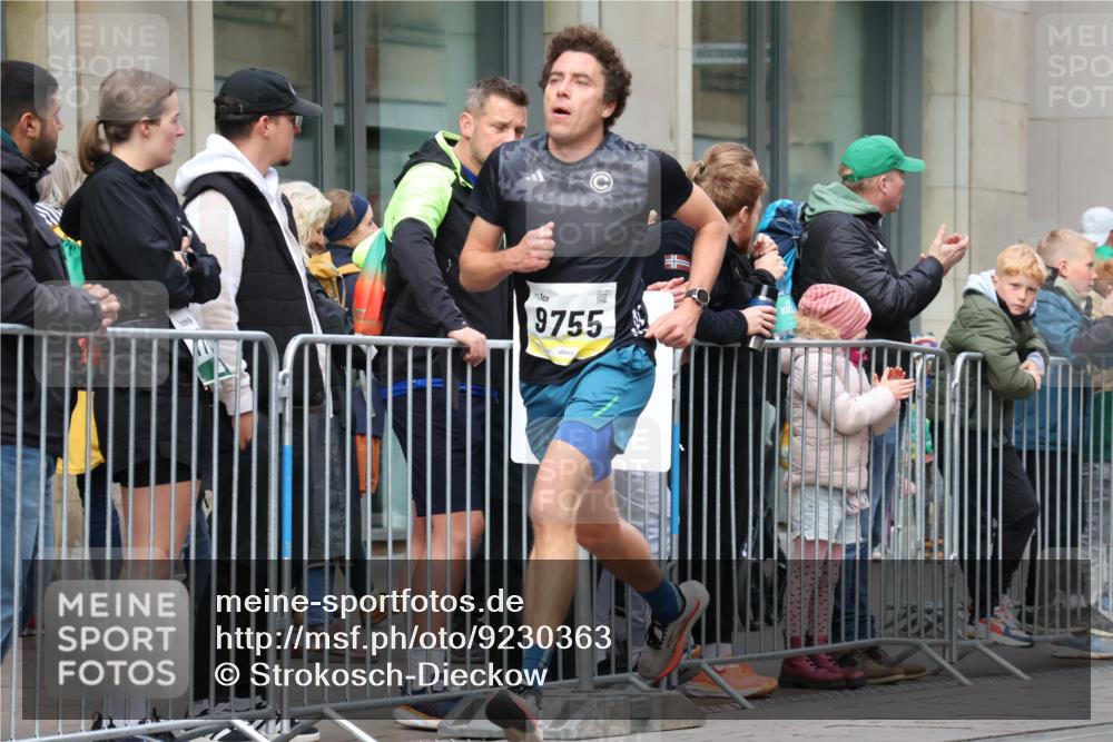 05.10.2025 - 20. swb-Marathon Bremen Strokosch-Dieckow http://msf.ph/oto/9230363 05.10.2025 10:37:49 Ziel 9755, 9809, 11328, 11465, 9755, 9809, 11328, 11465 meine-sportfotos.de