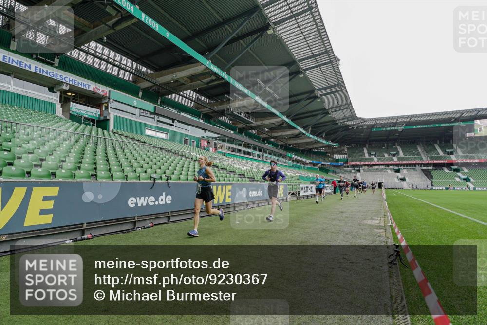 05.10.2025 - 20. swb-Marathon Bremen Michael Burmester http://msf.ph/oto/9230367 05.10.2025 12:47:30 Laufen im Stadion 223, 265, 344, 346, 391, 442, 502, 505, 545, 564, 656, 770, 818, 862, 1205, 1635, 1642, 1646, 2472, 2482, 2613, 2656, 2872, 2939, 3061, 4215, 4255, 4291, 4313, 4966, 4988, 5656, 5831, 6295, 6804, 7070, 7170, 7176, 7492, 8013, 609, 891, 1246, 1521, 3054, 3084, 4758, 4848, 7583 meine-sportfotos.de