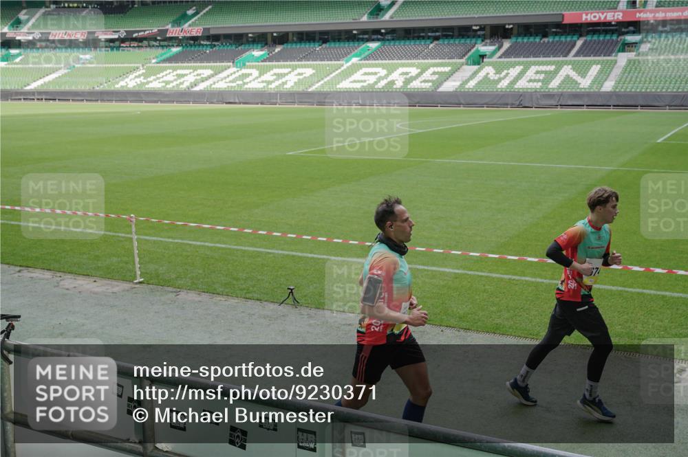 05.10.2025 - 20. swb-Marathon Bremen Michael Burmester http://msf.ph/oto/9230371 05.10.2025 10:29:25 Laufen im Stadion 8787, 9218, 9233, 9385, 9428, 9437, 9478, 9485, 9555, 9556, 9583, 9626, 9627, 9630, 9641, 9674, 9689, 9693, 9696, 9704, 9729, 9761, 9889, 9924, 9929, 9958, 9969, 9986, 10062, 10073, 10089, 10381, 10400, 10534, 10601, 10685, 10715, 10723, 10733, 10799, 10868, 10877, 10888, 10929, 10951, 10968, 11005, 11022, 11057, 11119, 11187, 11208, 11288, 11292, 11573, 11637, 9298, 9404, 9562, 9706, 10109, 10303, 10519, 10875, 10931 meine-sportfotos.de