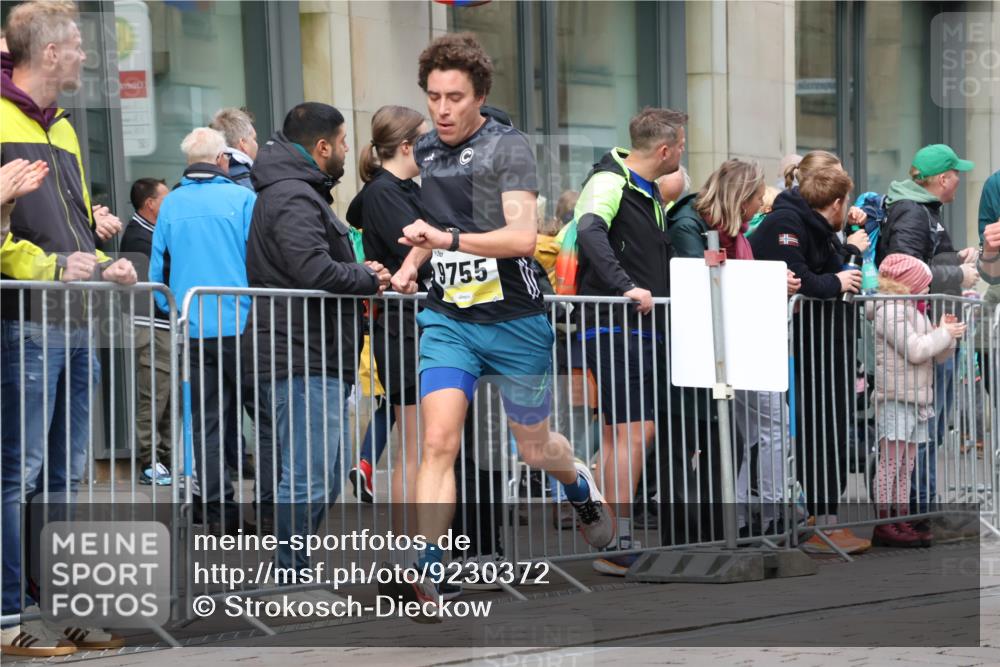05.10.2025 - 20. swb-Marathon Bremen Strokosch-Dieckow http://msf.ph/oto/9230372 05.10.2025 10:37:49 Ziel 9755, 9809, 11328, 11465, 9755, 9809, 11328, 11465 meine-sportfotos.de