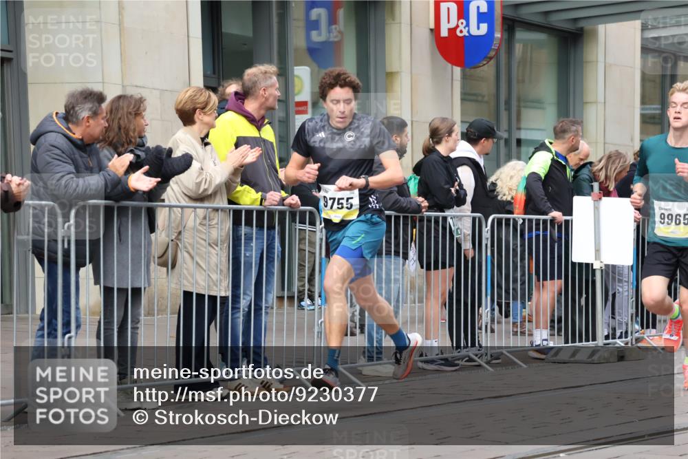 05.10.2025 - 20. swb-Marathon Bremen Strokosch-Dieckow http://msf.ph/oto/9230377 05.10.2025 10:37:49 Ziel 9755, 9809, 11328, 11465, 9755, 9809, 11328, 11465 meine-sportfotos.de