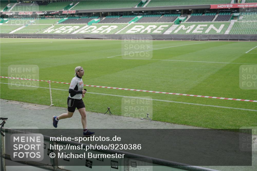 05.10.2025 - 20. swb-Marathon Bremen Michael Burmester http://msf.ph/oto/9230386 05.10.2025 10:29:28 Laufen im Stadion 8787, 8866, 9014, 9218, 9233, 9369, 9385, 9428, 9437, 9478, 9485, 9555, 9556, 9583, 9626, 9627, 9630, 9641, 9674, 9689, 9693, 9696, 9704, 9729, 9740, 9761, 9889, 9924, 9929, 9958, 9969, 9986, 10062, 10073, 10089, 10118, 10170, 10381, 10400, 10534, 10601, 10685, 10715, 10723, 10726, 10733, 10799, 10868, 10877, 10888, 10929, 10951, 10968, 11005, 11022, 11057, 11119, 11187, 11208, 11288, 11292, 11573, 11637, 9298, 9404, 9562, 9706, 10109, 10519, 10875, 10931 meine-sportfotos.de