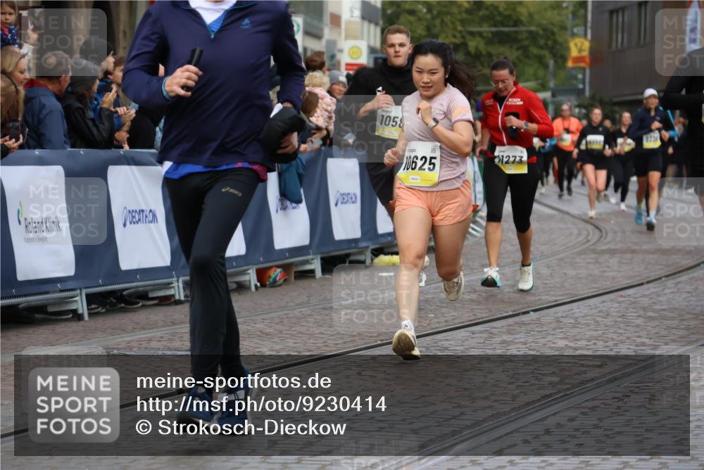 05.10.2025 - 20. swb-Marathon Bremen Strokosch-Dieckow http://msf.ph/oto/9230414 05.10.2025 10:51:58 Ziel 9683, 9939, 10380, 10581, 10625, 10817, 10977, 11136, 11273, 11325, 11394 meine-sportfotos.de