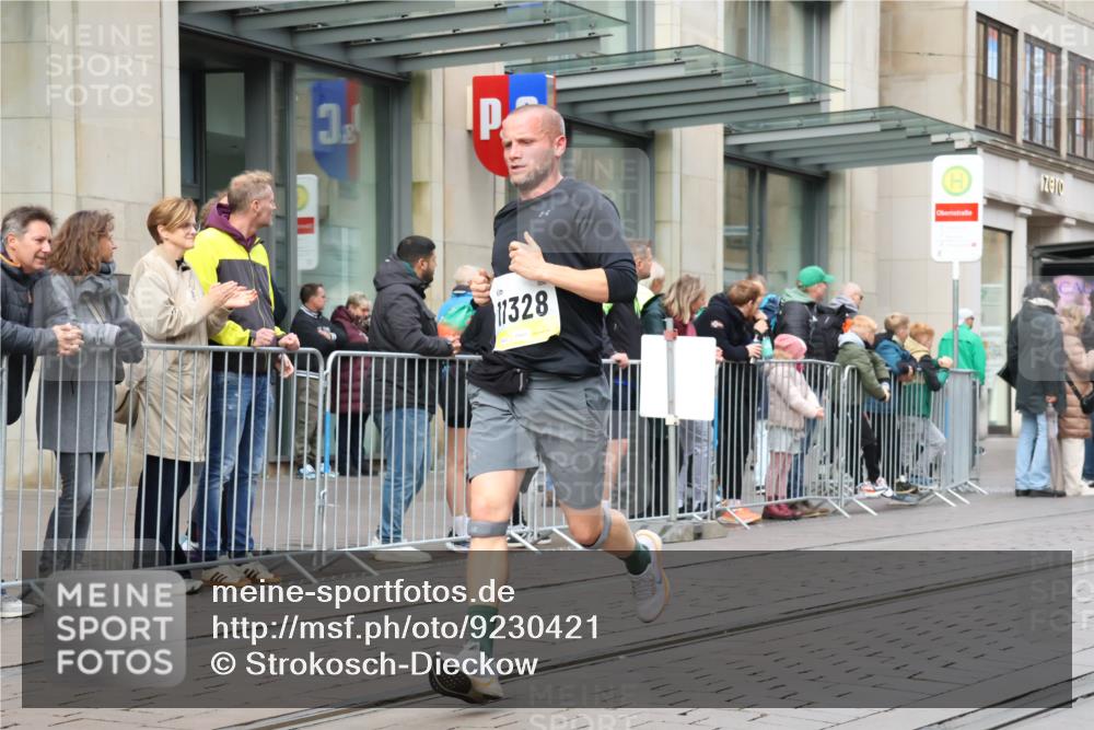 05.10.2025 - 20. swb-Marathon Bremen Strokosch-Dieckow http://msf.ph/oto/9230421 05.10.2025 10:37:52 Ziel 9755, 9809, 11328, 11430, 9755, 9809, 11328, 11430 meine-sportfotos.de