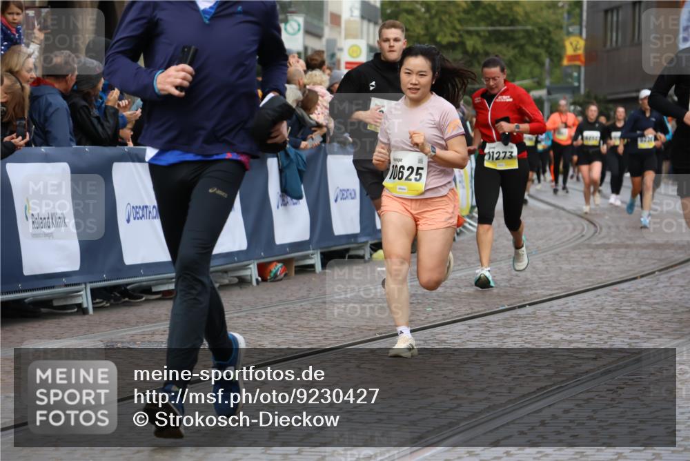 05.10.2025 - 20. swb-Marathon Bremen Strokosch-Dieckow http://msf.ph/oto/9230427 05.10.2025 10:51:58 Ziel 9683, 9939, 10380, 10581, 10625, 10817, 10977, 11136, 11273, 11325, 11394 meine-sportfotos.de