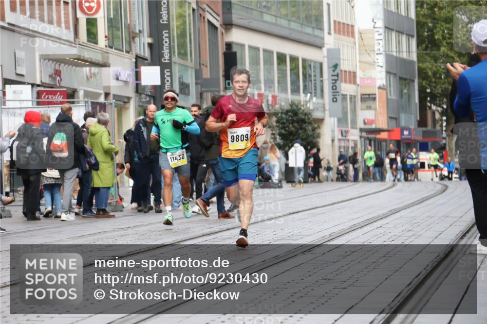 05.10.2025 - 20. swb-Marathon Bremen Strokosch-Dieckow http://msf.ph/oto/9230430 05.10.2025 10:38:02 Ziel 9809, 11430, 9809, 11430 meine-sportfotos.de