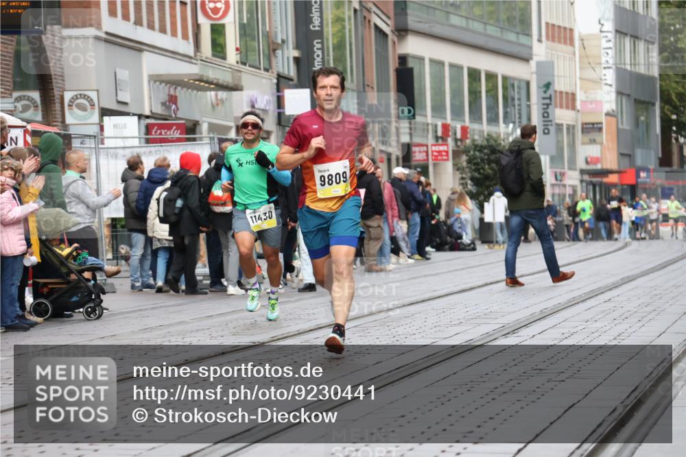 05.10.2025 - 20. swb-Marathon Bremen Strokosch-Dieckow http://msf.ph/oto/9230441 05.10.2025 10:38:03 Ziel 9809, 11430, 9809, 11430 meine-sportfotos.de