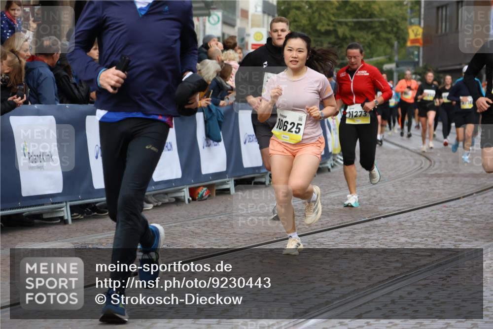 05.10.2025 - 20. swb-Marathon Bremen Strokosch-Dieckow http://msf.ph/oto/9230443 05.10.2025 10:51:58 Ziel 9683, 9939, 10380, 10581, 10625, 10817, 10977, 11136, 11273, 11325, 11394 meine-sportfotos.de