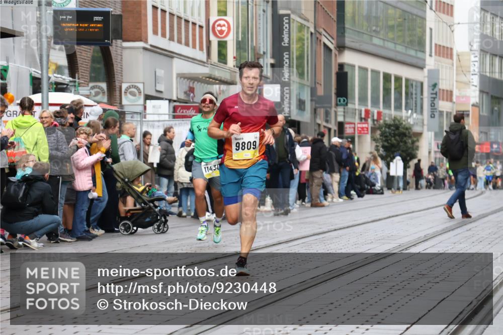 05.10.2025 - 20. swb-Marathon Bremen Strokosch-Dieckow http://msf.ph/oto/9230448 05.10.2025 10:38:04 Ziel 9809, 11430, 9809, 11430 meine-sportfotos.de