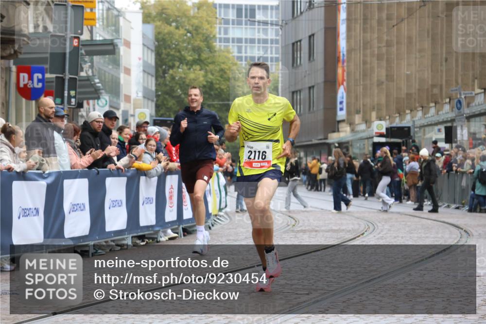 05.10.2025 - 20. swb-Marathon Bremen Strokosch-Dieckow http://msf.ph/oto/9230454 05.10.2025 12:29:16 Ziel 529, 2116 meine-sportfotos.de
