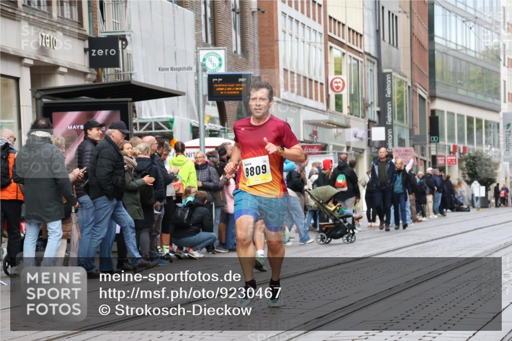 05.10.2025 - 20. swb-Marathon Bremen Strokosch-Dieckow http://msf.ph/oto/9230467 05.10.2025 10:38:05 Ziel 9809, 11430, 9809, 11430 meine-sportfotos.de