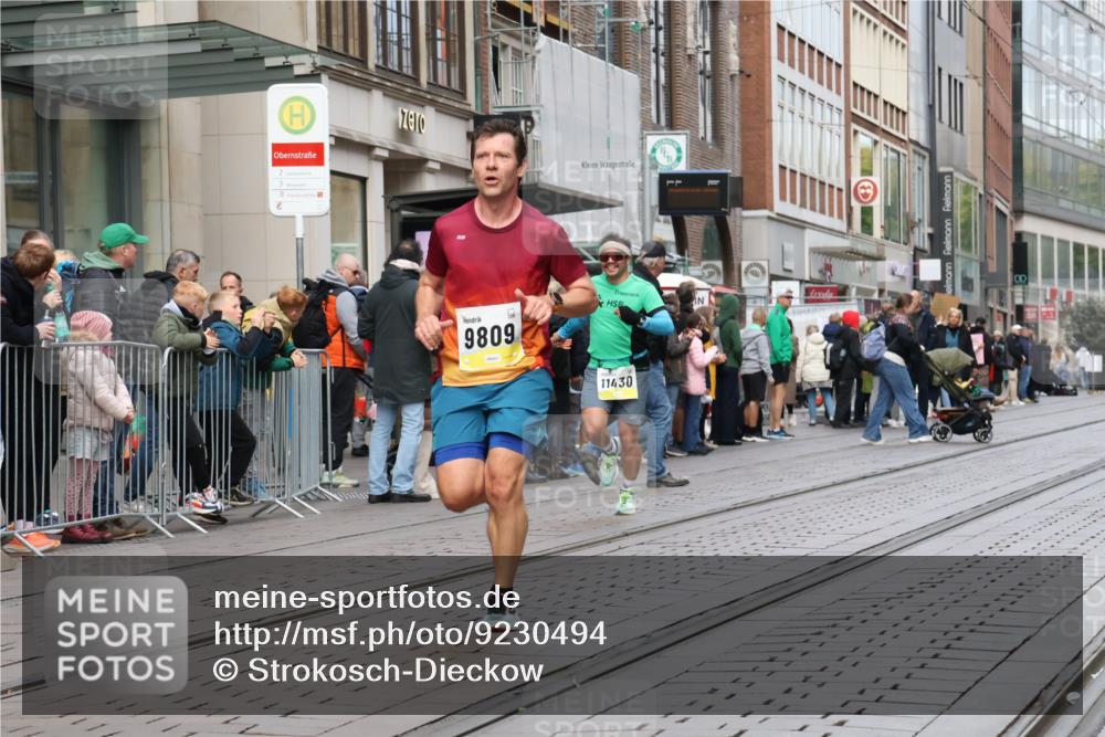 05.10.2025 - 20. swb-Marathon Bremen Strokosch-Dieckow http://msf.ph/oto/9230494 05.10.2025 10:38:06 Ziel 9809, 11430, 9809, 11430 meine-sportfotos.de