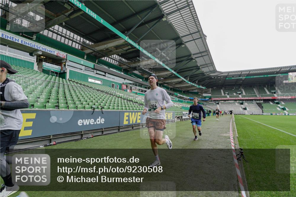 05.10.2025 - 20. swb-Marathon Bremen Michael Burmester http://msf.ph/oto/9230508 05.10.2025 12:48:01 Laufen im Stadion 344, 346, 442, 564, 656, 770, 1205, 1370, 1526, 1607, 1642, 1646, 2241, 2360, 2472, 2482, 2613, 2643, 2656, 2872, 3061, 3768, 4215, 4255, 4291, 4313, 4353, 5264, 5656, 5831, 5918, 6804, 7070, 7170, 7176, 7492, 7735, 7831, 7900, 8729, 265, 391, 505, 1635, 2939, 4966, 4988, 8013 meine-sportfotos.de