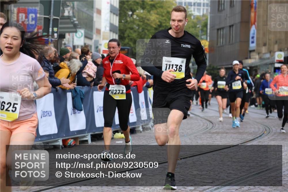 05.10.2025 - 20. swb-Marathon Bremen Strokosch-Dieckow http://msf.ph/oto/9230509 05.10.2025 10:51:59 Ziel 9683, 9939, 10380, 10581, 10625, 10817, 10977, 11136, 11273, 11325, 11394 meine-sportfotos.de