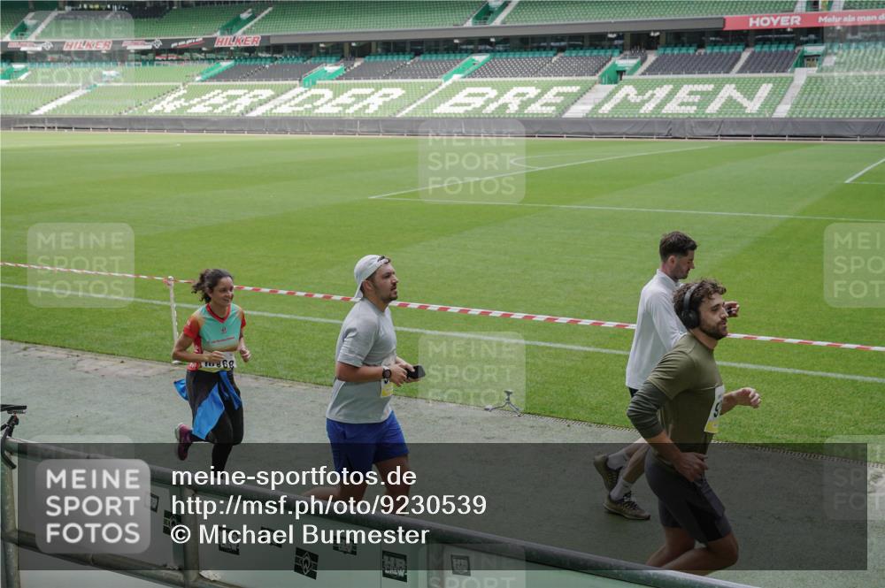 05.10.2025 - 20. swb-Marathon Bremen Michael Burmester http://msf.ph/oto/9230539 05.10.2025 10:29:35 Laufen im Stadion 8787, 8866, 9014, 9218, 9233, 9369, 9385, 9428, 9437, 9478, 9485, 9555, 9556, 9578, 9579, 9583, 9626, 9627, 9630, 9641, 9658, 9674, 9689, 9693, 9696, 9704, 9729, 9740, 9761, 9803, 9889, 9924, 9929, 9958, 9969, 9986, 10073, 10089, 10118, 10170, 10381, 10400, 10432, 10534, 10601, 10685, 10715, 10723, 10726, 10733, 10799, 10868, 10877, 10923, 10929, 10932, 10951, 10968, 11005, 11022, 11057, 11119, 11187, 11208, 11288, 11292, 11298, 11637, 9404, 9562 meine-sportfotos.de