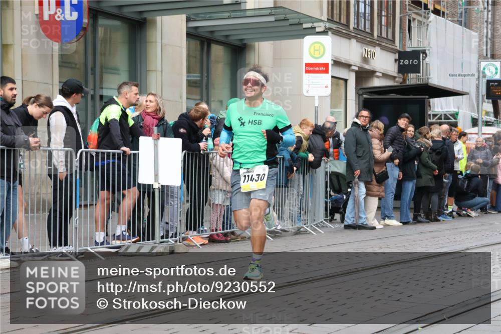 05.10.2025 - 20. swb-Marathon Bremen Strokosch-Dieckow http://msf.ph/oto/9230552 05.10.2025 10:38:08 Ziel 9809, 11430, 9809, 11430 meine-sportfotos.de