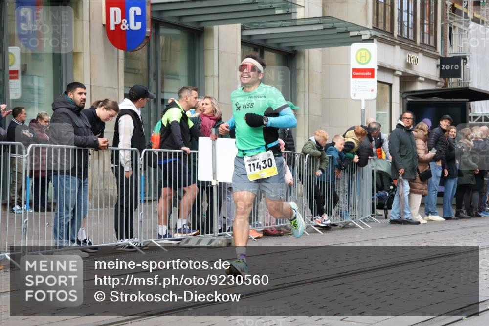 05.10.2025 - 20. swb-Marathon Bremen Strokosch-Dieckow http://msf.ph/oto/9230560 05.10.2025 10:38:09 Ziel 9809, 11430, 9809, 11430 meine-sportfotos.de