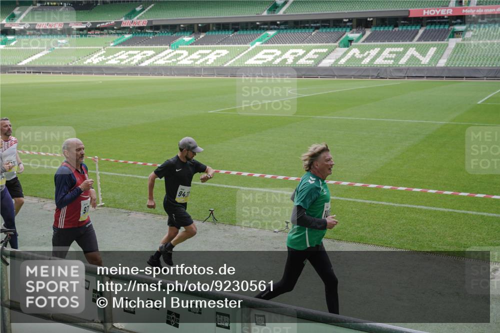 05.10.2025 - 20. swb-Marathon Bremen Michael Burmester http://msf.ph/oto/9230561 05.10.2025 10:29:37 Laufen im Stadion 8787, 8866, 9014, 9218, 9233, 9261, 9369, 9385, 9428, 9437, 9478, 9485, 9555, 9556, 9578, 9579, 9583, 9626, 9627, 9630, 9641, 9658, 9674, 9689, 9693, 9696, 9704, 9729, 9740, 9761, 9803, 9889, 9924, 9929, 9958, 9969, 9986, 10073, 10089, 10118, 10170, 10381, 10400, 10432, 10534, 10601, 10685, 10715, 10723, 10726, 10733, 10781, 10799, 10868, 10877, 10923, 10929, 10932, 10951, 10968, 11005, 11022, 11057, 11119, 11187, 11208, 11288, 11298, 9404 meine-sportfotos.de