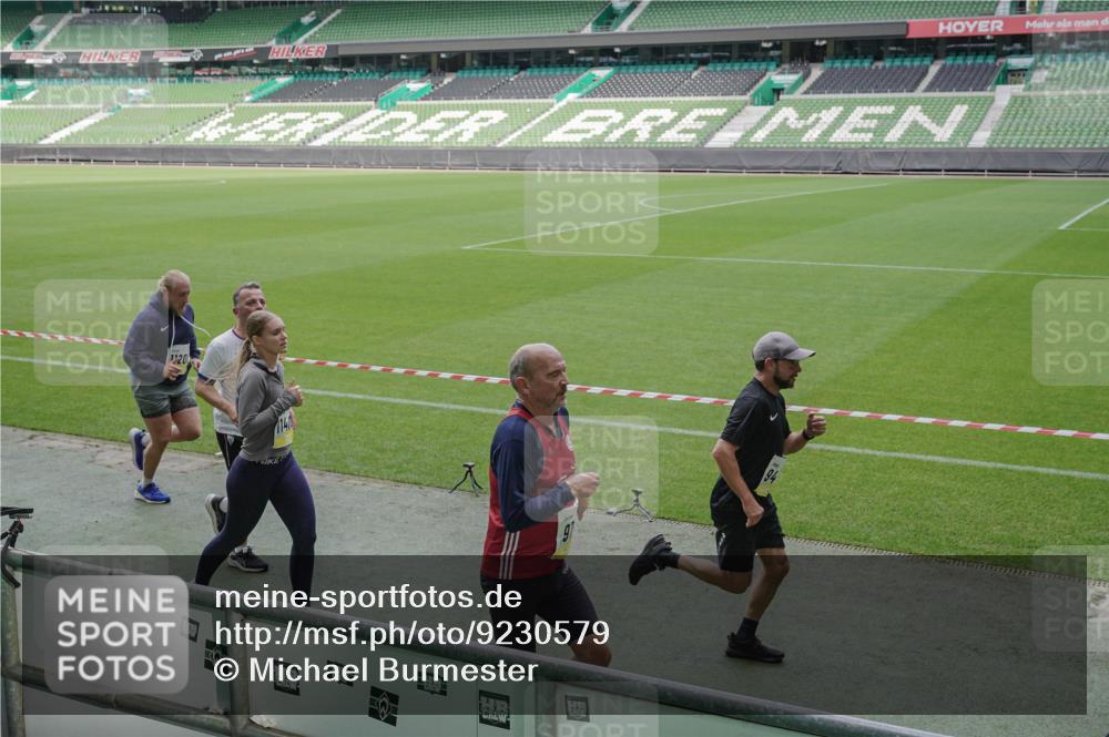05.10.2025 - 20. swb-Marathon Bremen Michael Burmester http://msf.ph/oto/9230579 05.10.2025 10:29:37 Laufen im Stadion 8787, 8866, 9014, 9218, 9233, 9261, 9369, 9385, 9428, 9437, 9478, 9485, 9555, 9556, 9578, 9579, 9583, 9626, 9627, 9630, 9641, 9658, 9674, 9689, 9693, 9696, 9704, 9729, 9740, 9761, 9803, 9889, 9924, 9929, 9958, 9969, 9986, 10073, 10089, 10118, 10170, 10381, 10400, 10432, 10534, 10601, 10685, 10715, 10723, 10726, 10733, 10781, 10799, 10868, 10877, 10923, 10929, 10932, 10951, 10968, 11005, 11022, 11057, 11119, 11187, 11208, 11288, 11298, 9404 meine-sportfotos.de