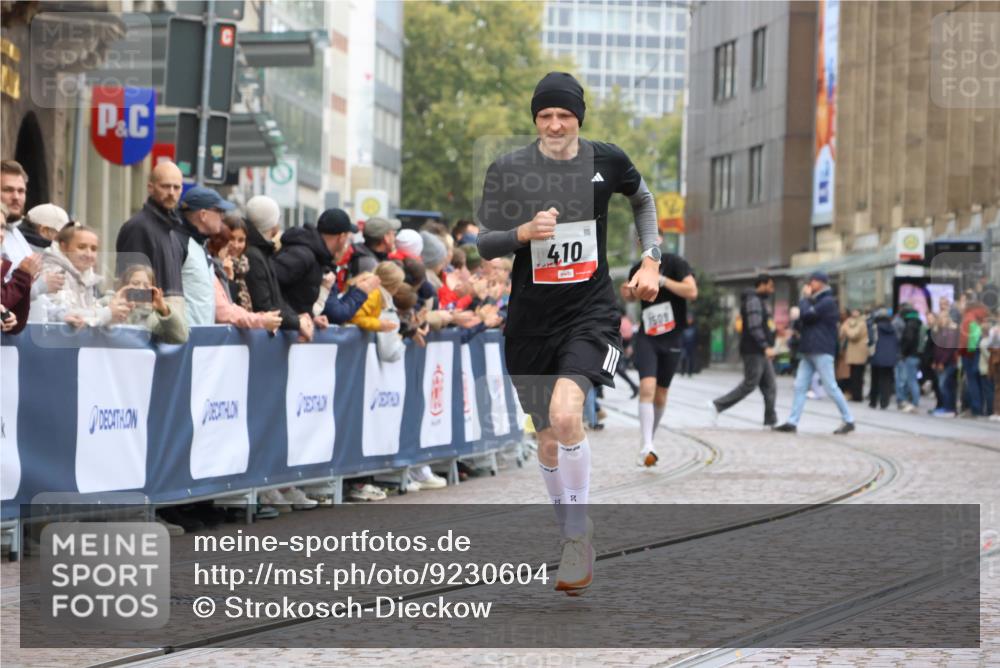05.10.2025 - 20. swb-Marathon Bremen Strokosch-Dieckow http://msf.ph/oto/9230604 05.10.2025 12:29:38 Ziel 410 meine-sportfotos.de